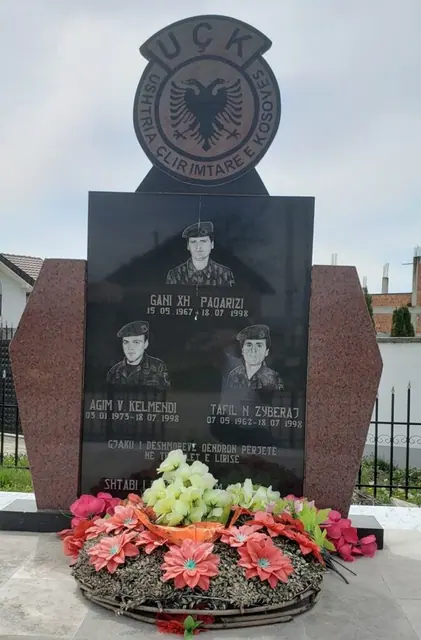 Përmendorja e dëshmorëve të kombit: Gani Paçarizi, Agim Kelmendi dhe Tafil Zyberaj - Fortesë — foto 2