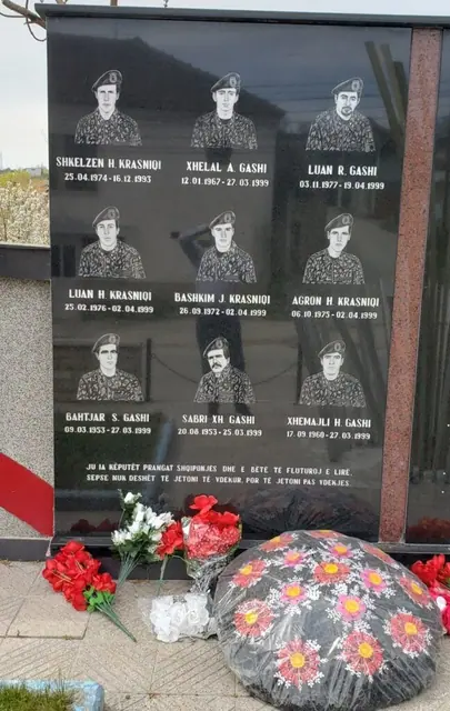 Përmendorja e dëshmorëve të kombit: Shkëlzen Krasniqi, Xhelal Gashi, Luan Gashi, Luan Krasniqi, Bashkim Krasniqi, Agron Krasniqi, Bahtjar Gashi, Sabri Gashi dhe Xhemajli Gashi — foto 2