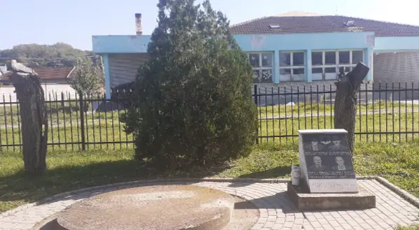 Përmendorja e martirëve: Imer Kajdomqaj, Bajram Himaj, Qamil Himaj dhe Zymer Morina — foto 2